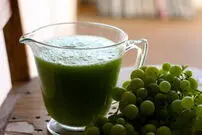چگونه آبغوره بگیریم؟ آموزش کامل تهیه آبغوره خانگی شفاف و خوش‌طعم