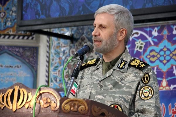 عکس؛ سفر در زمان؛ «امیر حاتمی در حال بوسیدن مزار سردار سلیمانی»؛ سال 98