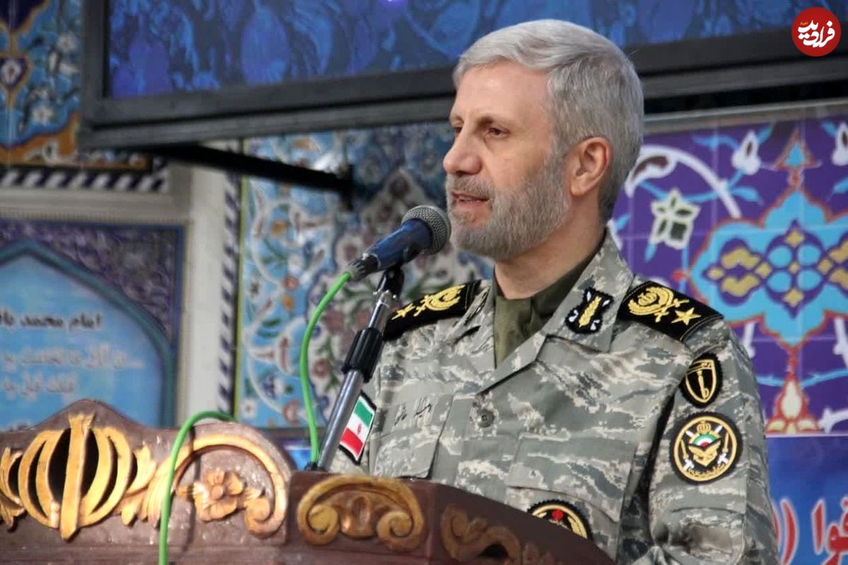 عکس؛ سفر در زمان؛ «امیر حاتمی در حال بوسیدن مزار سردار سلیمانی»؛ سال 98