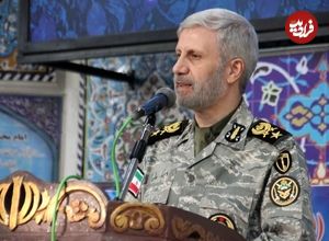 عکس؛ سفر در زمان؛ «امیر حاتمی در حال بوسیدن مزار سردار سلیمانی»؛ سال 98