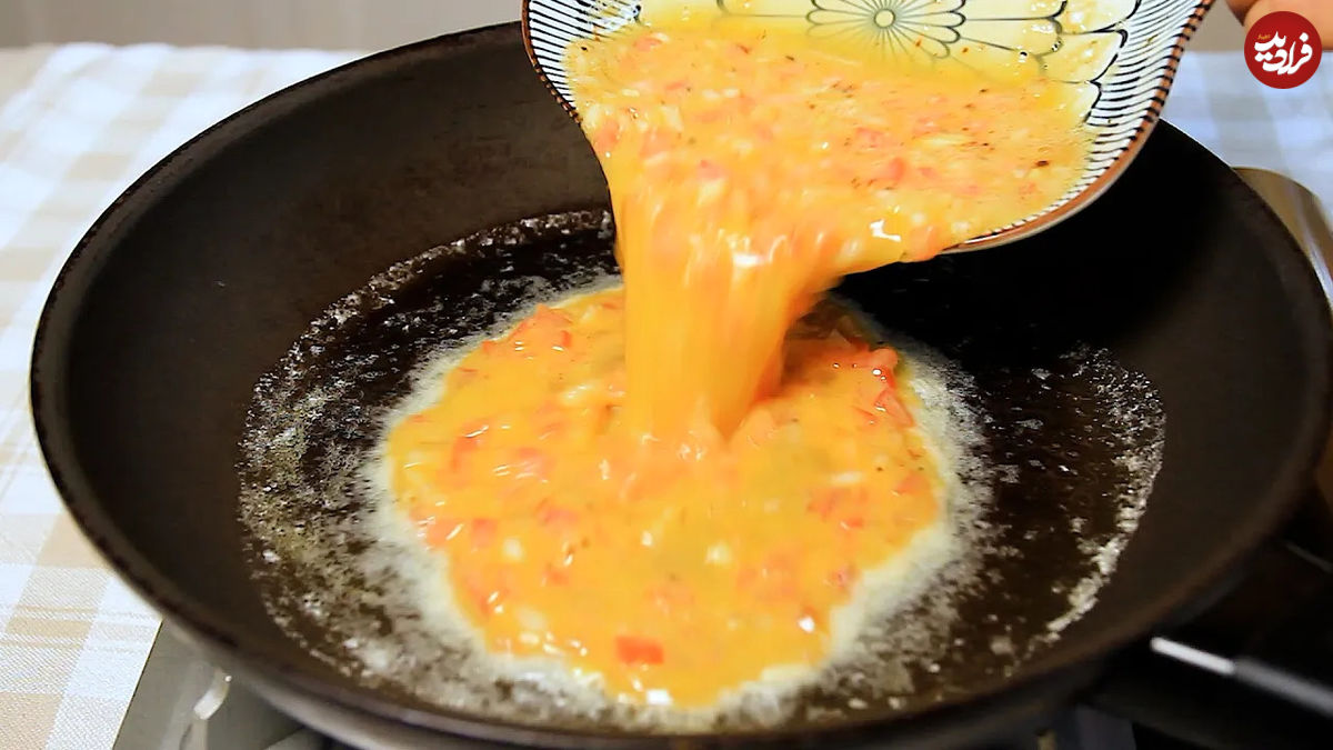 (ویدئو) نحوه پخت یک غذای ساده کانادایی با 3 تخم مرغ و گوجه