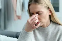 توصیه‌های متخصصان برای درمان خشکی چشم با روش‌های طبیعی بدون دارو یا جراحی