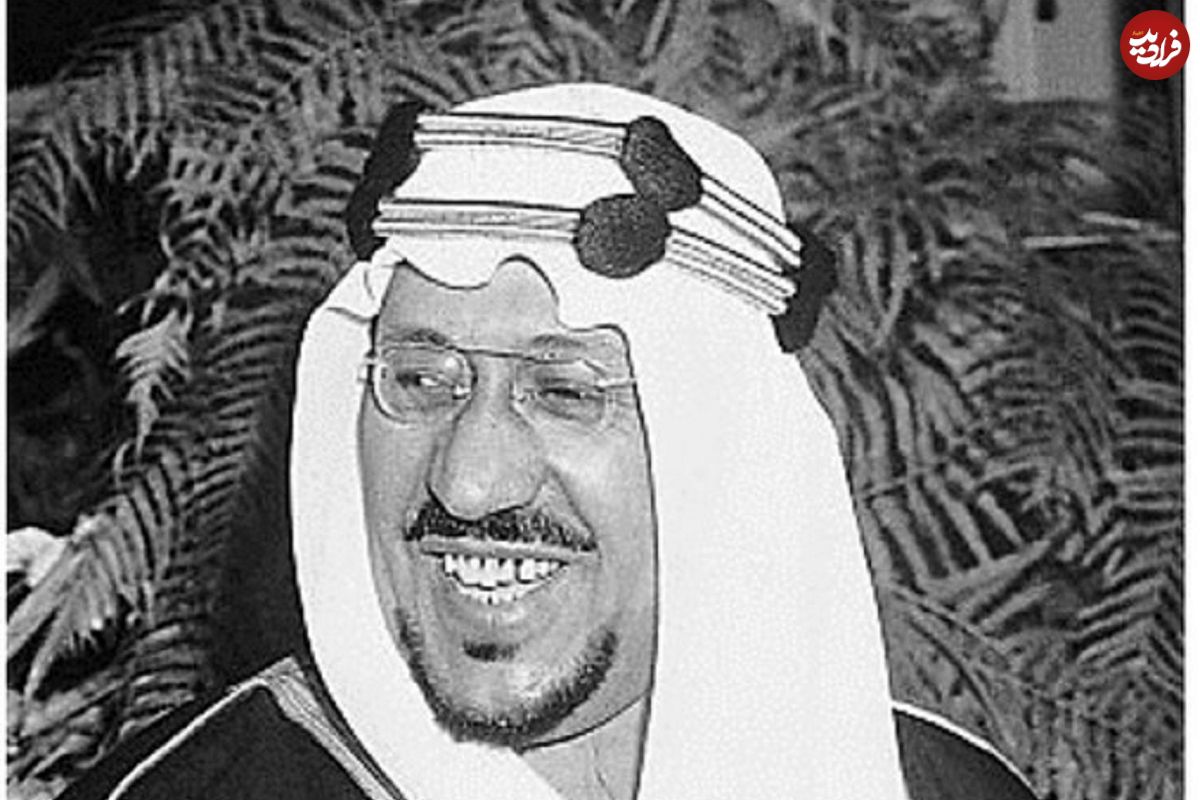 عکس؛ سفر در زمان؛ «ملک سعود» پادشاه دوم عربستان در چادر بادیه نشین؛ سال 1314
