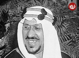 عکس؛ سفر در زمان؛ «ملک سعود» پادشاه دوم عربستان در چادر بادیه نشین؛ سال 1314