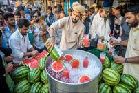 ببینید؛ غذای خیابانی در پاکستان؛ فرآیند تهیه آبمیوه نیشکر و هندوانه در راولپندی