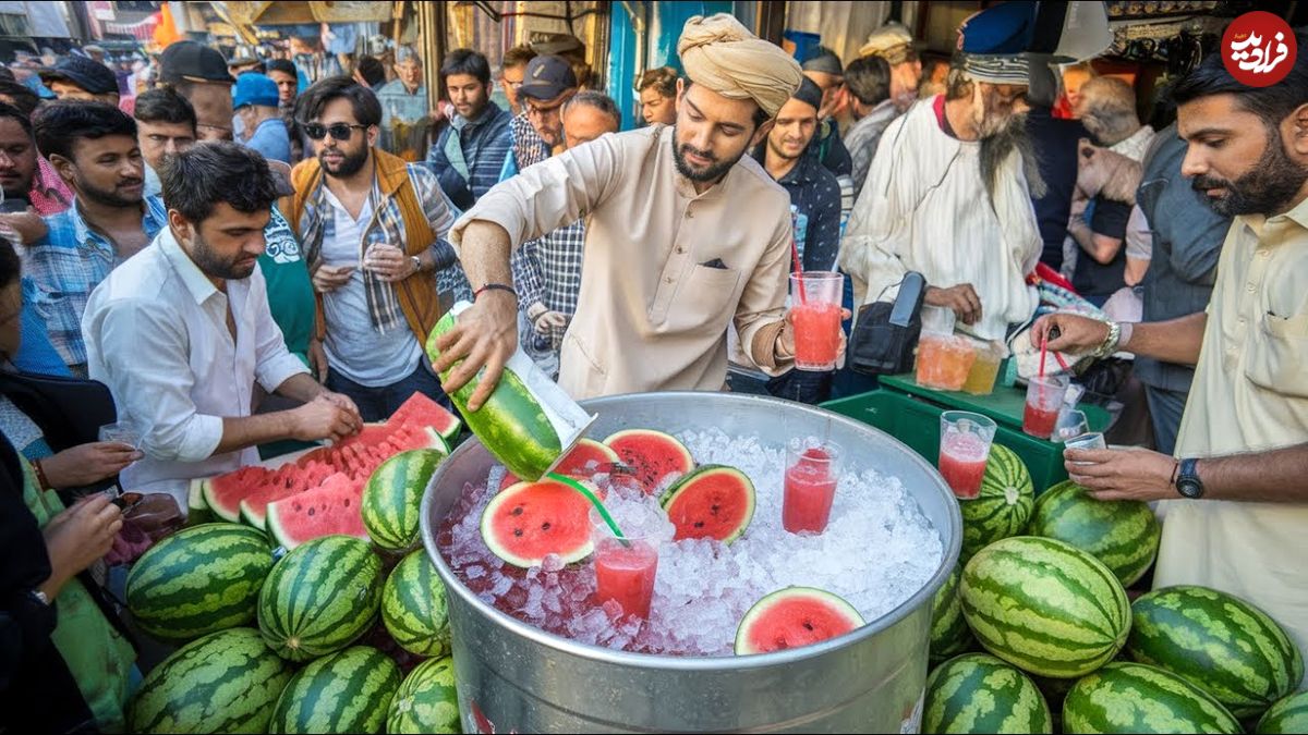 ببینید؛ غذای خیابانی در پاکستان؛ فرآیند تهیه آبمیوه نیشکر و هندوانه در راولپندی