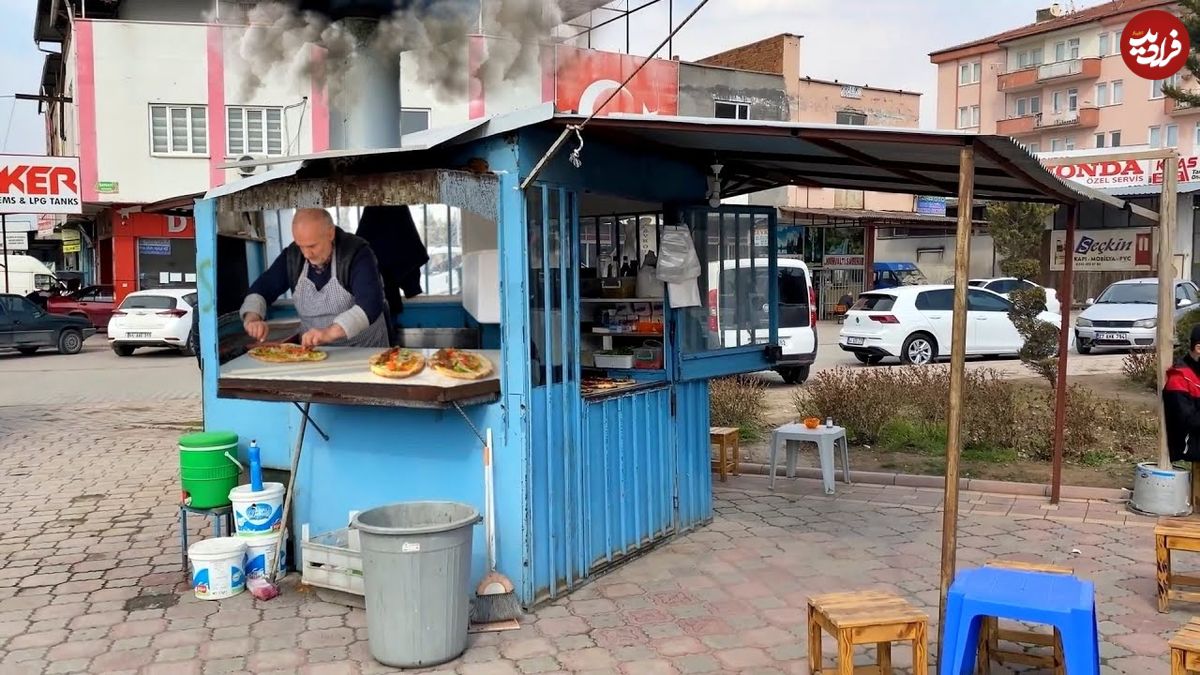(ویدئو) غذای خیابانی در ترکیه؛ این پیرمرد 40 است که در یک کیوسک کباب می فروشد