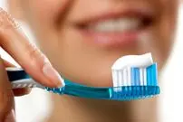 چند دقیقه بعد از غذا خوردن مسواک بزنیم؟