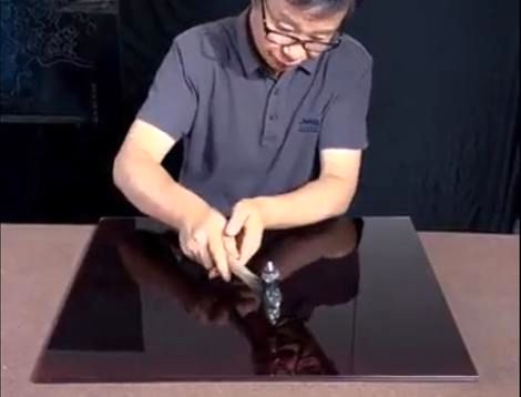 (ویدیو) تکنیک یک هنرمند؛ نقاشی با شکستن شیشه با استفاده از چکش 