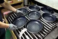 ببینید؛ مراحل جالب تولید ماهیتابه های تفلون در کارخانه ای در کره جنوبی