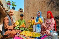 ببینید؛ غذای روستایی در افغانستان؛ برداشت سبزی از مزرعه و تهیه بولانی در تنور