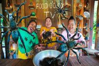 ببینید| غذای روستایی در سنگاپور؛ پخت یک میان وعده عجیب با رتیل!