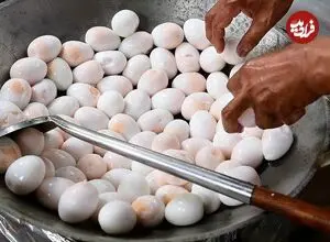ببینید| غذای خیابانی در تایلند؛ پخت غذا با تخم اردک آب پز شده، زنجبیل، برنج و فلفل در بانکوک