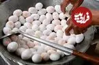 ببینید| غذای خیابانی در تایلند؛ پخت غذا با تخم اردک آب پز شده، زنجبیل، برنج و فلفل در بانکوک