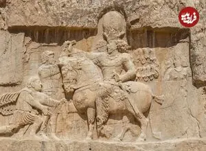 عکس| سفر زمان؛ مردان قاجاری در مقابل سنگ‌نگاره شاپور ساسانی؛ 135 سال قبل