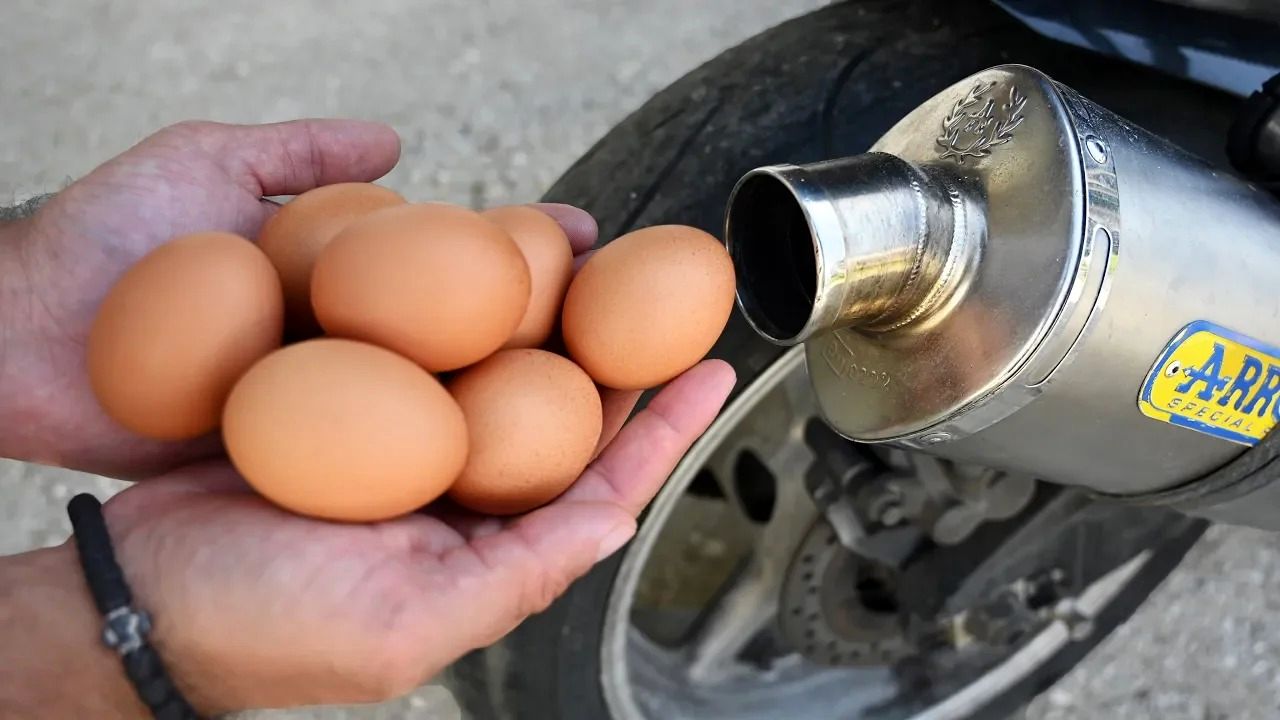 (ویدئو) اگر 10 عدد تخم مرغ را داخل اگزوز موتور سیکلت بیندازید چه اتفاقی می افتد؟