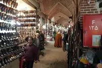 عکس| سفر به ایران قدیم؛ یک زن در حال خرید کردن در بازار کفاش‌ها؛ 130 سال قبل