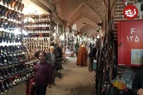 عکس| سفر به ایران قدیم؛ یک زن در حال خرید کردن در بازار کفاش‌ها؛ 130 سال قبل