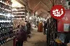 عکس| سفر به ایران قدیم؛ یک زن در حال خرید کردن در بازار کفاش‌ها؛ 130 سال قبل