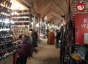 عکس| سفر به ایران قدیم؛ یک زن در حال خرید کردن در بازار کفاش‌ها؛ 130 سال قبل