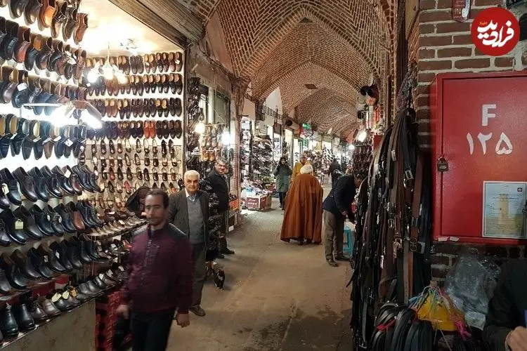 عکس| سفر به ایران قدیم؛ یک زن در حال خرید کردن در بازار کفاش‌ها؛ 130 سال قبل