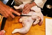 ببینید| غذای خیابانی در ژاپن؛ مهارت یک سرآشپز در کباب کردن مرغ در توکیو