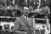 عکس| سفر در زمان؛ «آدولف هیتلر» در یک نمایشگاه نقاشی؛ سال 1308