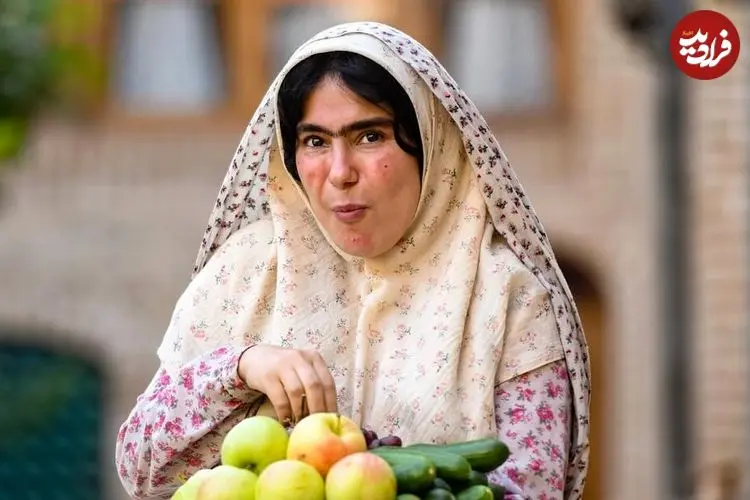 عکس| سفر زمان؛ تیپ و چهرۀ «طاووس» (سریال بامداد خمار) در خیابان‌های دبی