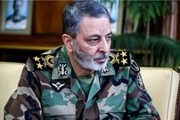 عکس؛ سفر به تاریخ؛ «سرلشکر موسوی» در حال دریافت نشان فتح از دست رهبر انقلاب؛ سال 1402
