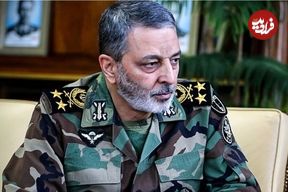 عکس؛ سفر به تاریخ؛ «سرلشکر موسوی» در حال دریافت نشان فتح از دست رهبر انقلاب؛ سال 1402