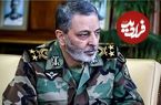 عکس؛ سفر به تاریخ؛ «سرلشکر موسوی» در حال دریافت نشان فتح از دست رهبر انقلاب؛ سال 1402
