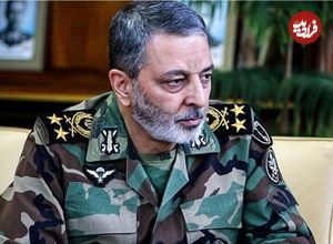 عکس؛ سفر به تاریخ؛ «سرلشکر موسوی» در حال دریافت نشان فتح از دست رهبر انقلاب؛ سال 1402