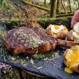 ببینید| غذای روستایی در انگلیس؛ پخت استیک تاماهاوک روی سنگ داغ در جنگل