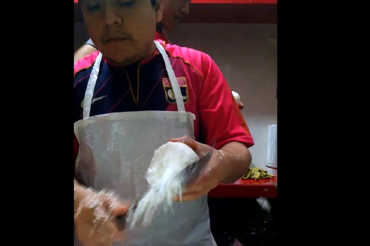 (ویدئو) مهارت عجیب این آشپز جوان در خرد کردن سرعتی پیاز