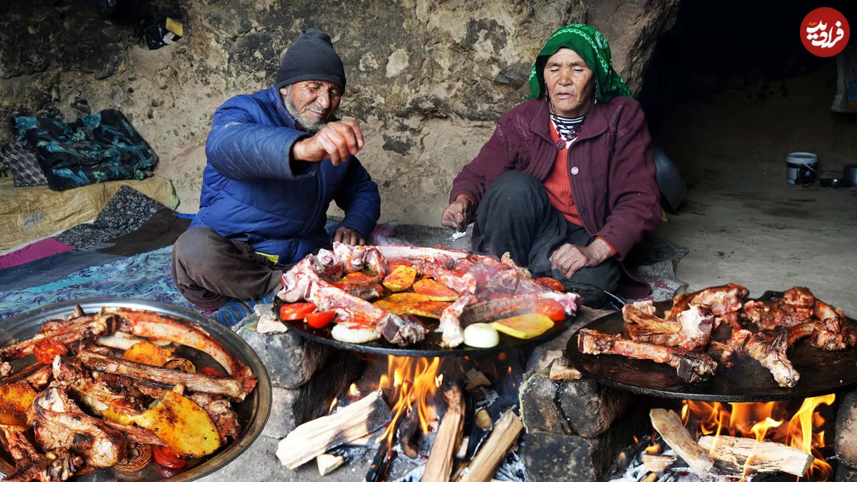 (ویدئو) پخت یک غذای جالب با گوشت و سیب زمینی به سبک زوج مسن غارنشین افغان
