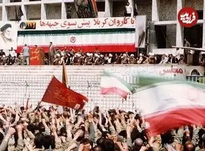 عکس| سفر زمان؛ پسر خردسال روی دوش پدرش در میان «کاروان راهیان کربلا»؛ دهۀ 60