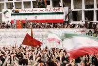 عکس| سفر زمان؛ پسر خردسال روی دوش پدرش در میان «کاروان راهیان کربلا»؛ دهۀ 60