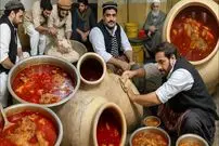 ببینید| غذای خیابانی در پاکستان؛ طبخ سیری پای (کله پاچه) برای صبحانه در پیشاور