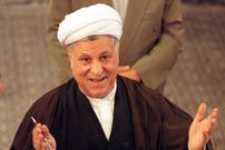 عکس؛ سفر در تاریخ؛ «هاشمی رفسنجانی سوار بر قایق در کیش»؛ سال 1393