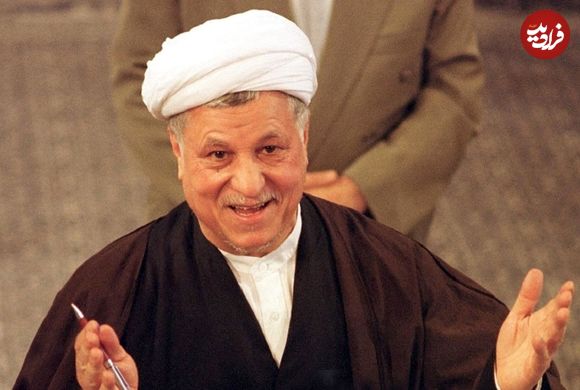 عکس؛ سفر در تاریخ؛ «هاشمی رفسنجانی سوار بر قایق در کیش»؛ سال 1393