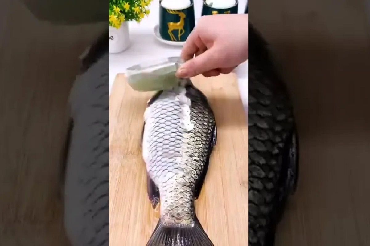 (ویدئو) این ابزار کوچک در 5 ثانیه پولک های ماهی را جدا می کند!