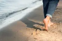 فواید جالب تماس مستقیم پاها با زمین