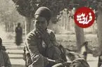 عکس| سفر زمان؛ پسر خرسوار و پسران چوب به دست در یک خیابان در دوران قاجار