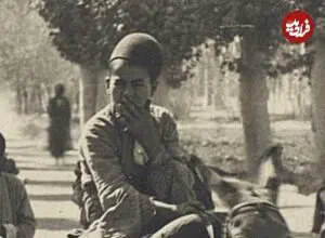 عکس| سفر زمان؛ پسر خرسوار و پسران چوب به دست در یک خیابان در دوران قاجار