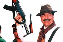 عکس| سفر به تاریخ؛ نماز خواندن «صدام» با کفش در چمنزار