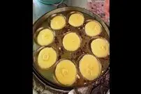 (ویدئو) غذاهای مشهور خیابانی؛ با سلطان پنکیک های موزی مالزی آشنا شوید!