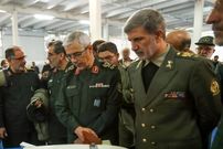 عکس؛ سفر به تاریخ؛ «امیر حاتمی، فرماندۀ ارتش» در حال استفاده از «کلاهخود لیزری» در کنار «سرلشکر باقری»
