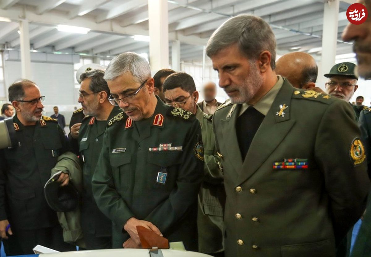 عکس؛ سفر به تاریخ؛ «امیر حاتمی، فرماندۀ ارتش» در حال استفاده از «کلاهخود لیزری» در کنار «سرلشکر باقری»