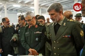 عکس؛ سفر به تاریخ؛ «امیر حاتمی، فرماندۀ ارتش» در حال استفاده از «کلاهخود لیزری» در کنار «سرلشکر باقری»