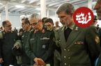 عکس؛ سفر به تاریخ؛ «امیر حاتمی، فرماندۀ ارتش» در حال استفاده از «کلاهخود لیزری» در کنار «سرلشکر باقری»